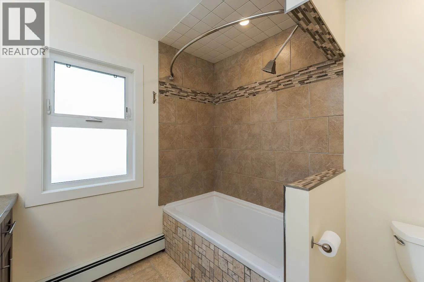 2275 LAURIER CRESCENT