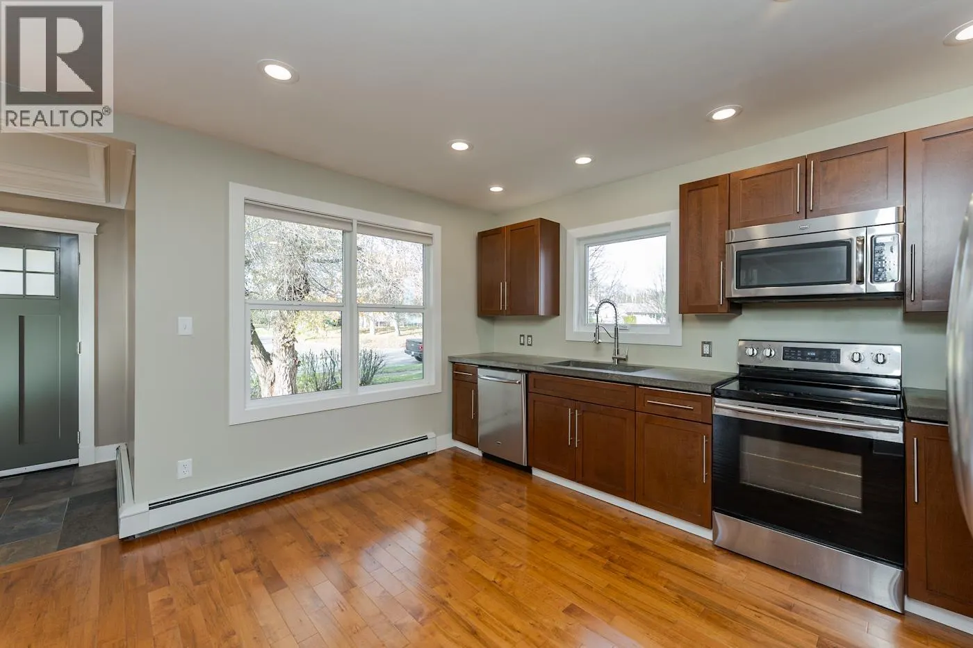 2275 LAURIER CRESCENT