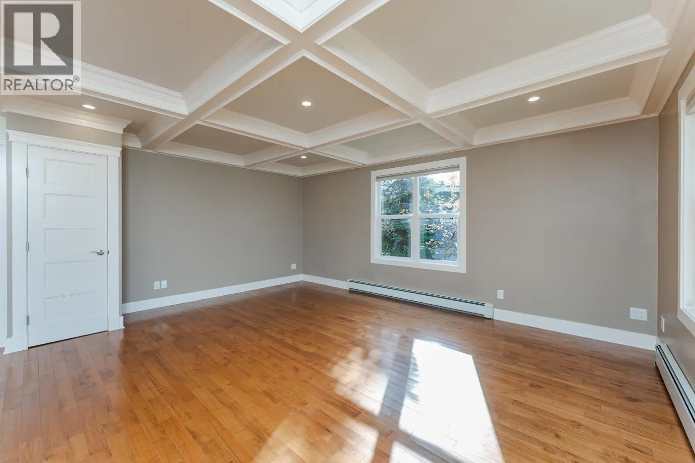 2275 LAURIER CRESCENT