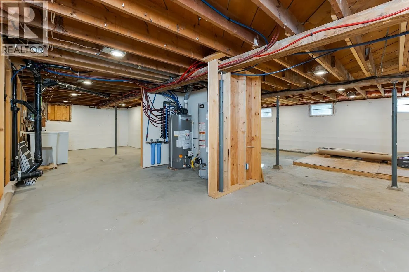 2275 LAURIER CRESCENT