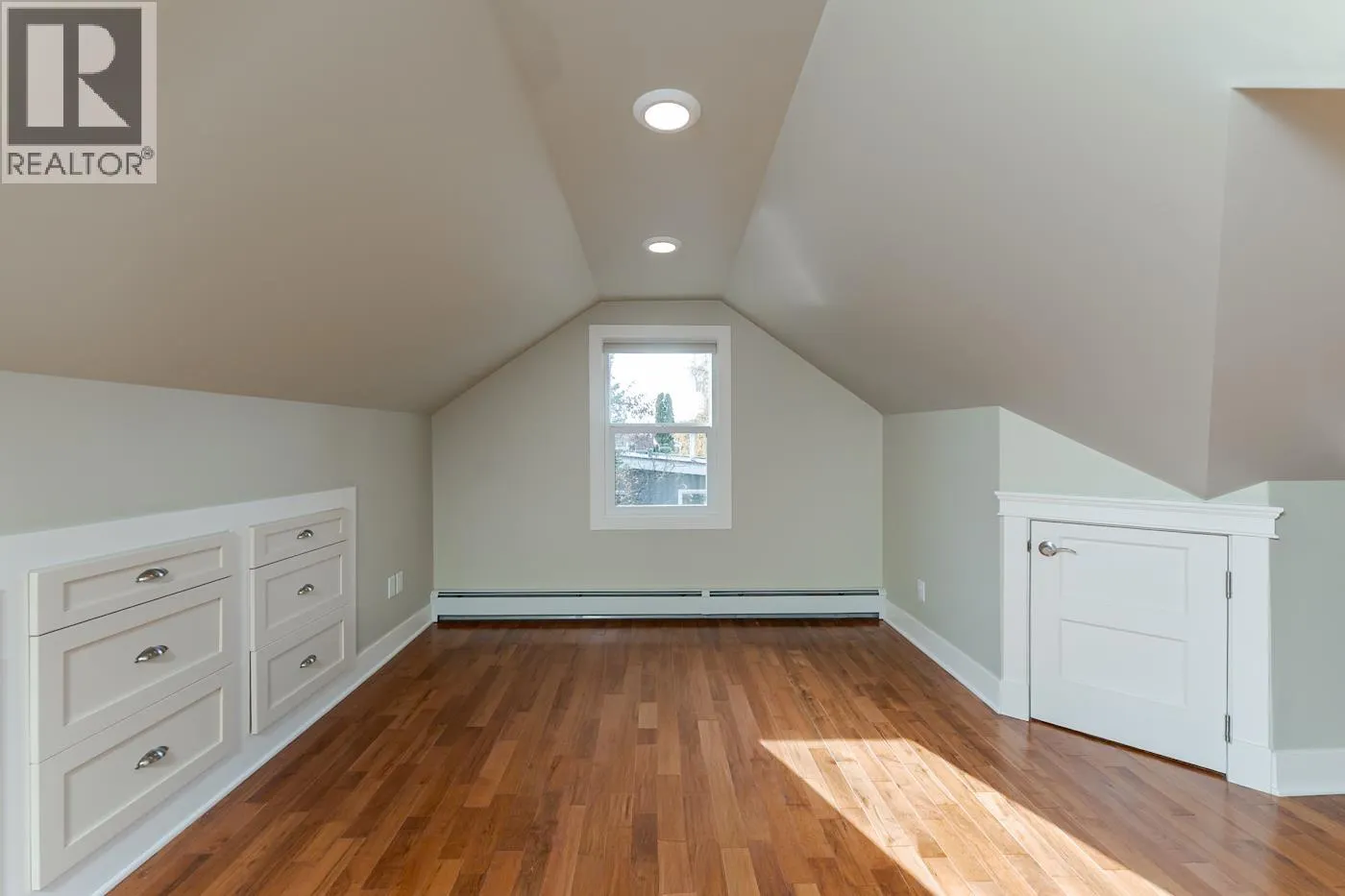 2275 LAURIER CRESCENT