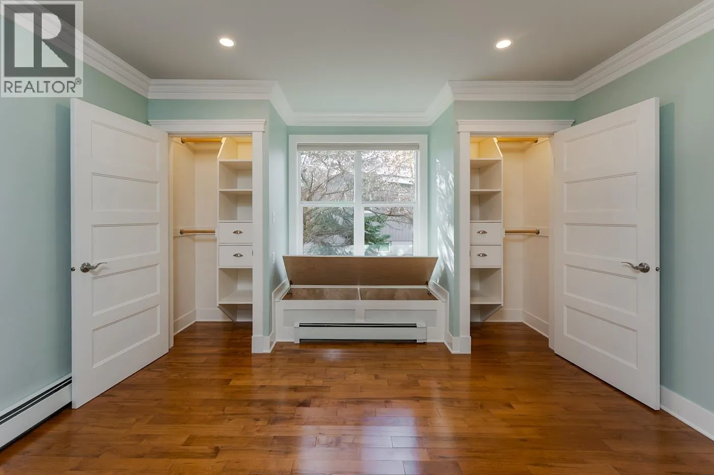 2275 LAURIER CRESCENT