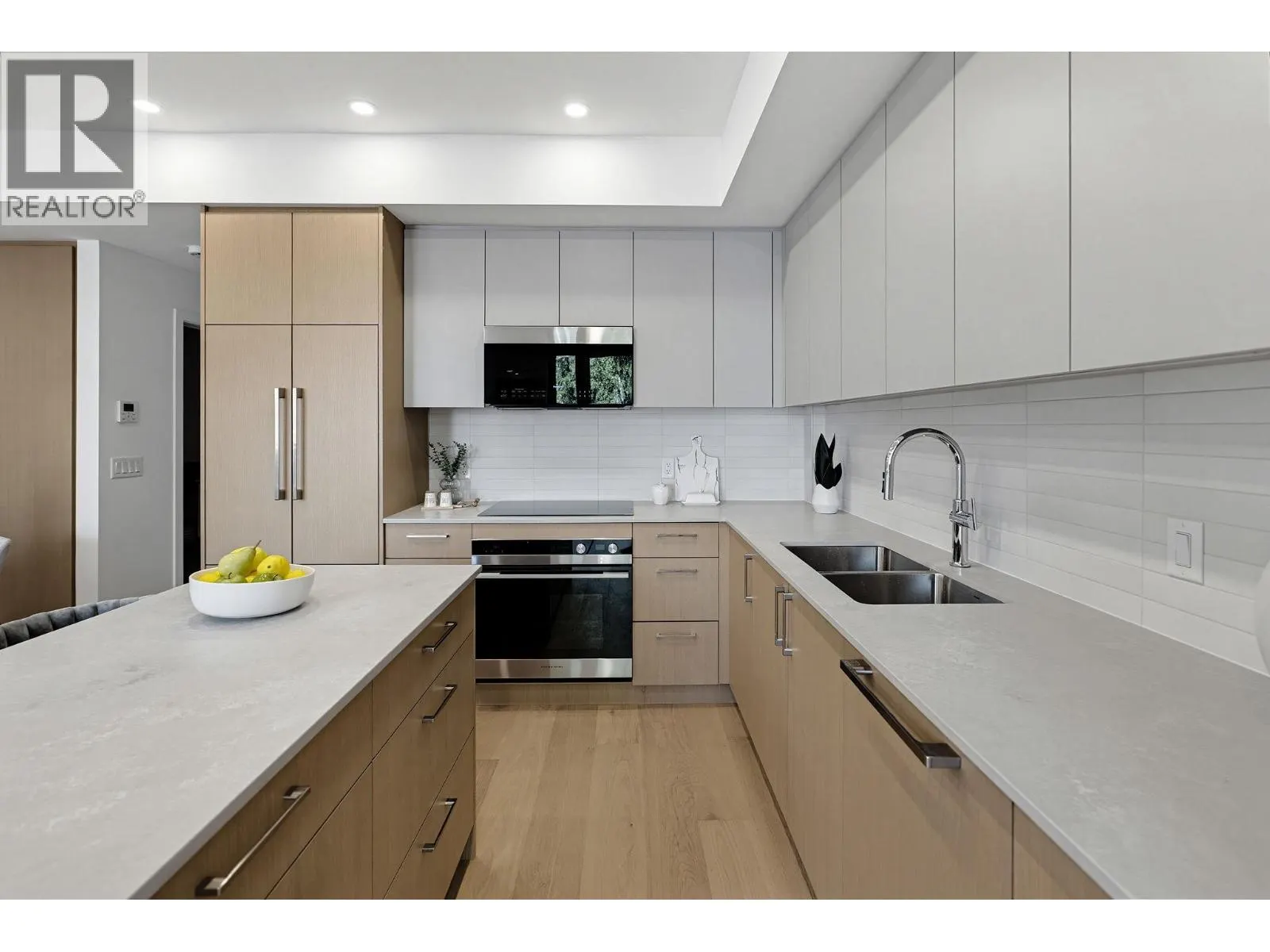 1 60 E 17TH AVENUE