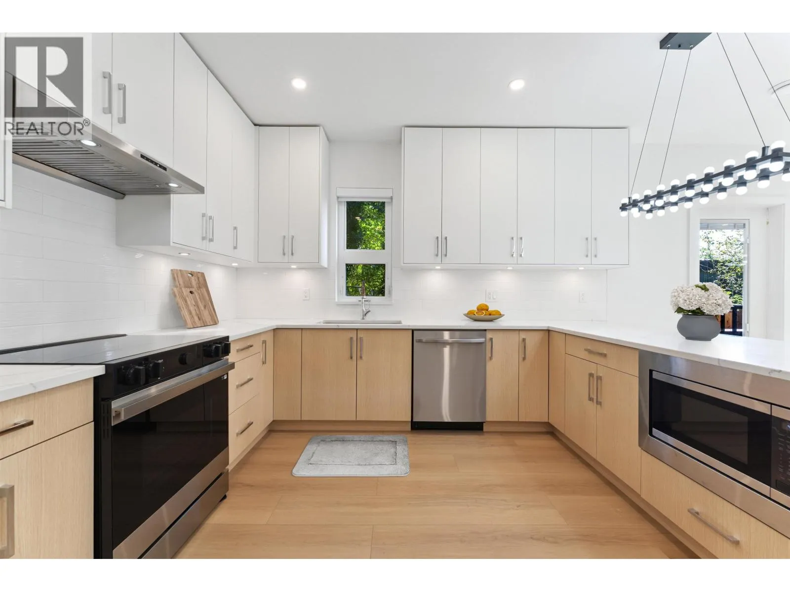 842 ST. DENIS AVENUE