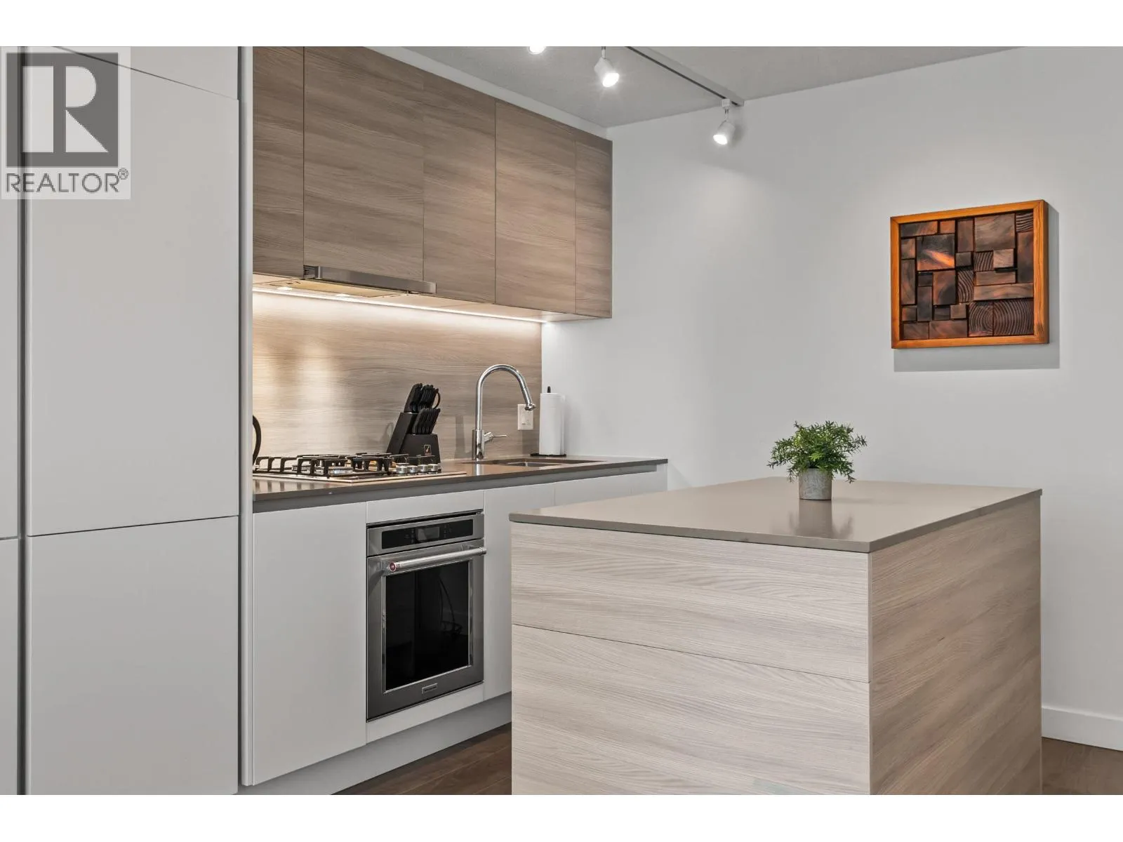 1607 908 QUAYSIDE DRIVE