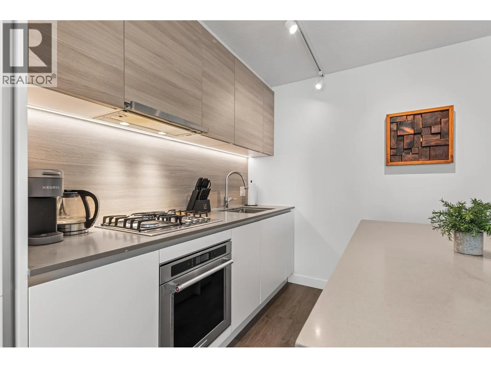 1607 908 QUAYSIDE DRIVE