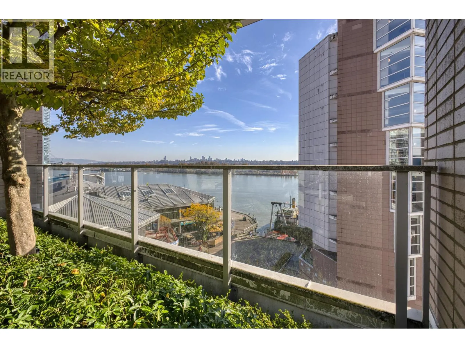 1607 908 QUAYSIDE DRIVE