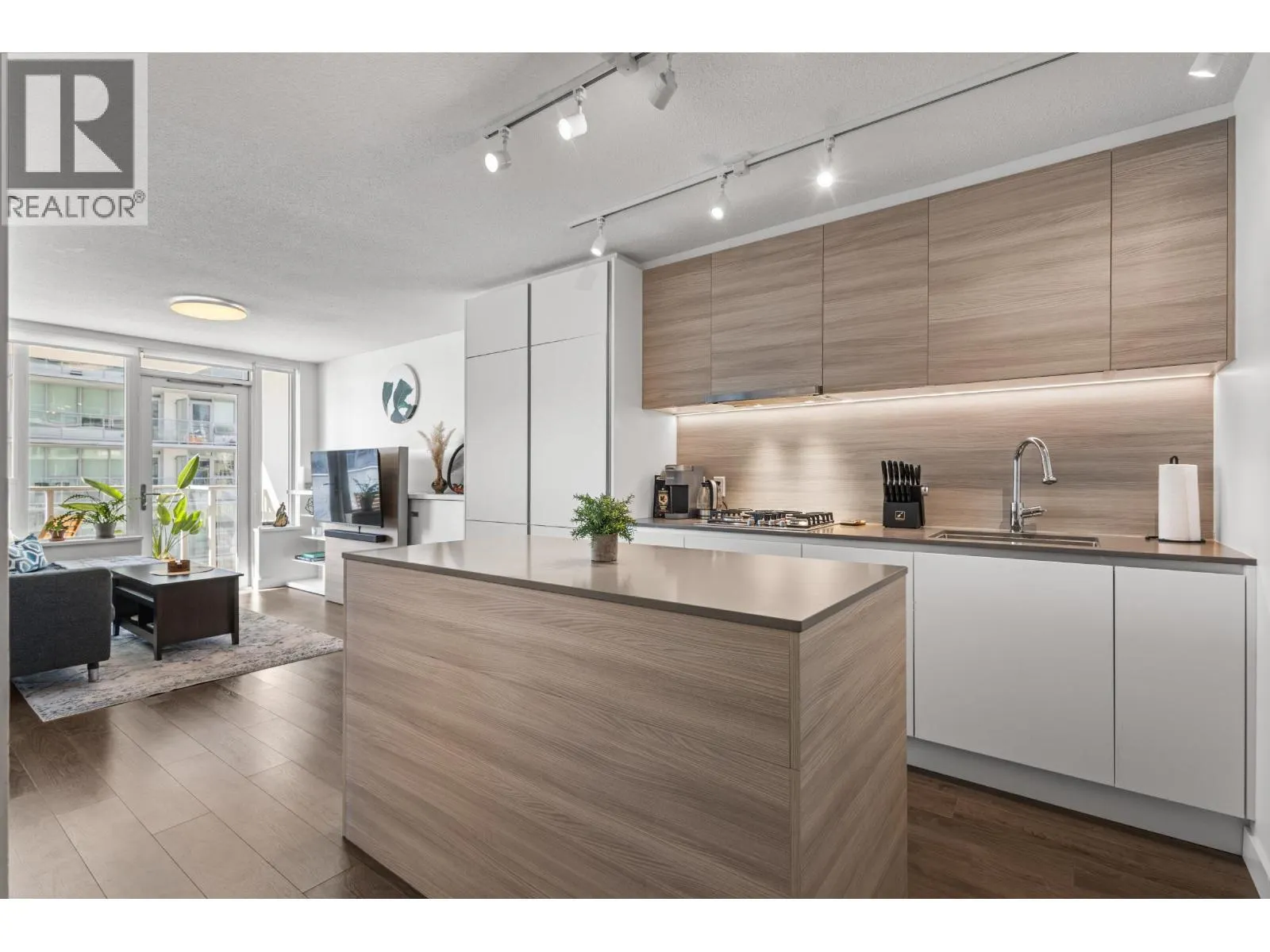 1607 908 QUAYSIDE DRIVE