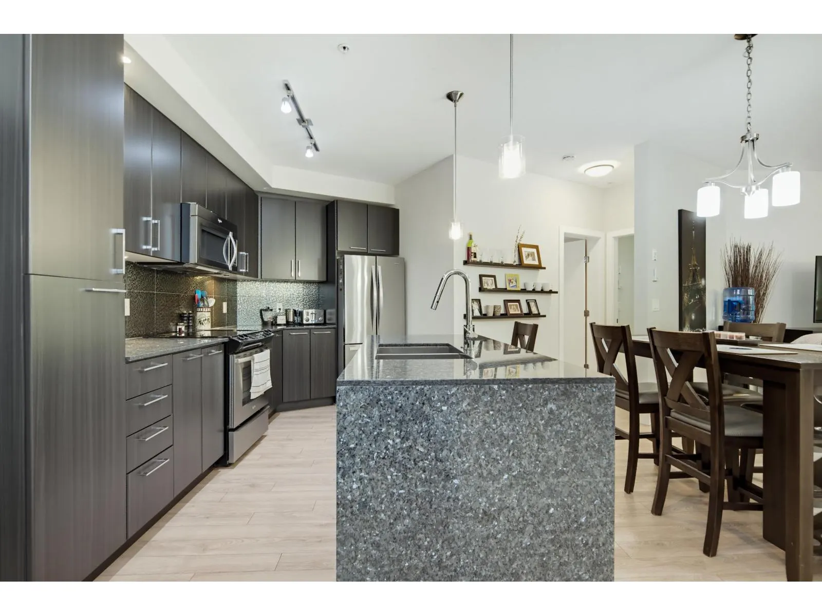 C209 20211 66 AVENUE