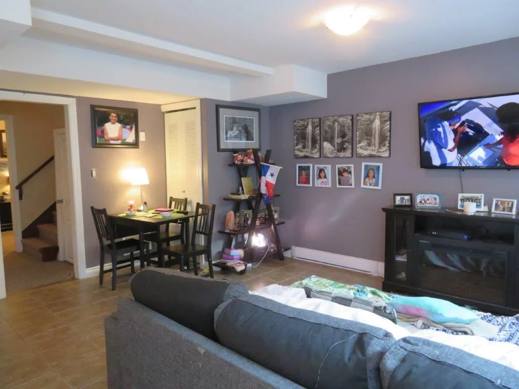 Bsmt 7109 195 STREET