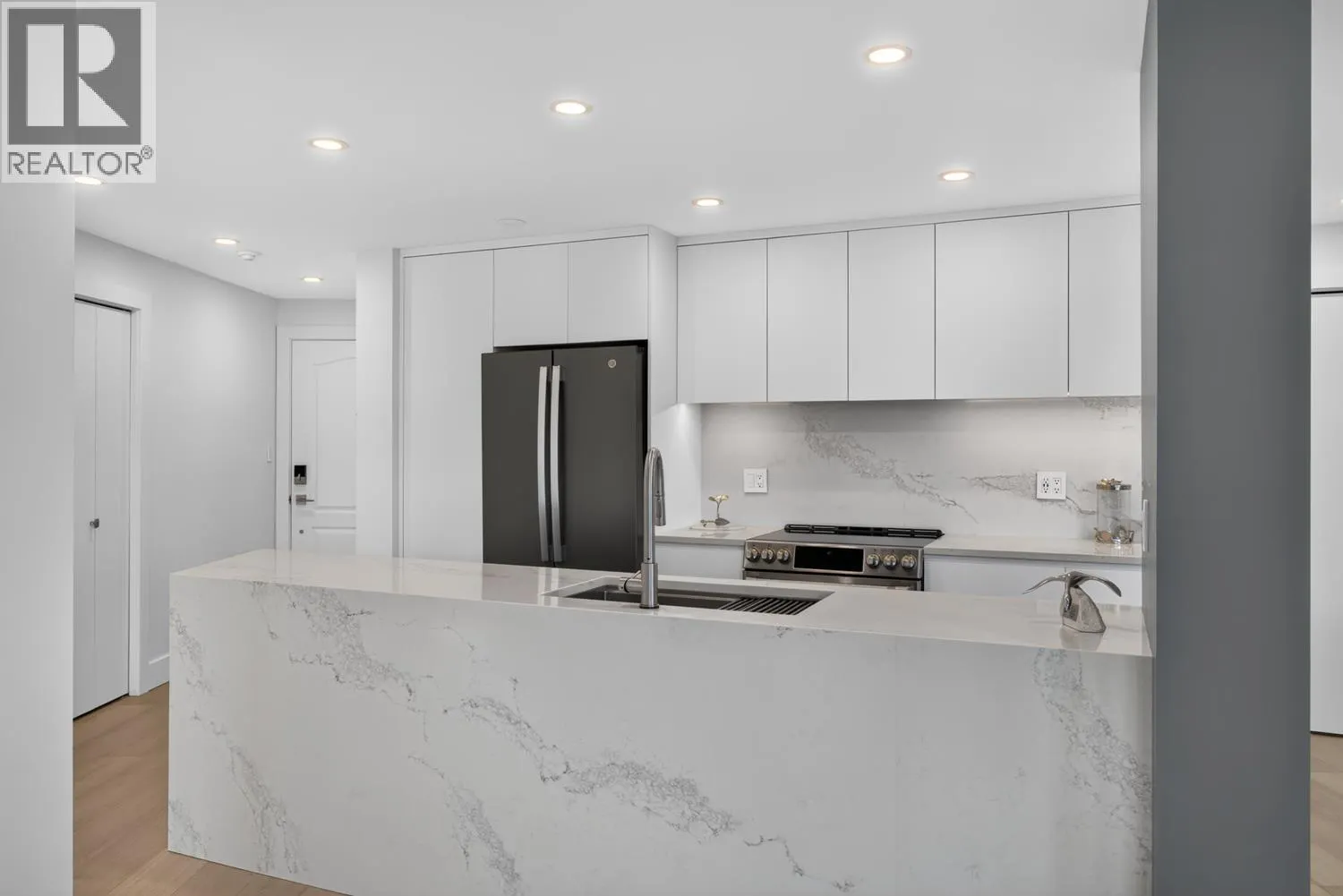 903 995 ROCHE POINT DRIVE