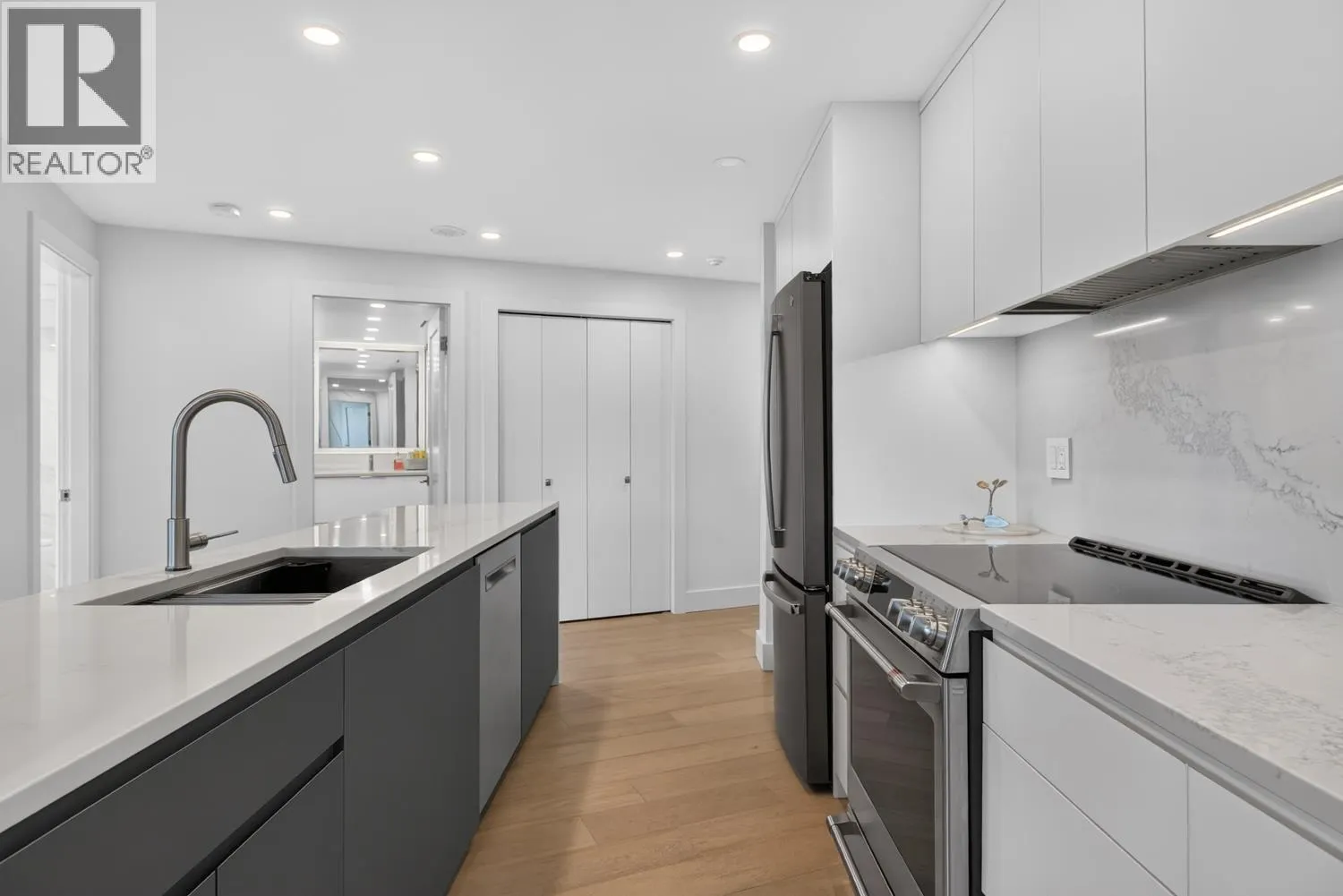 903 995 ROCHE POINT DRIVE