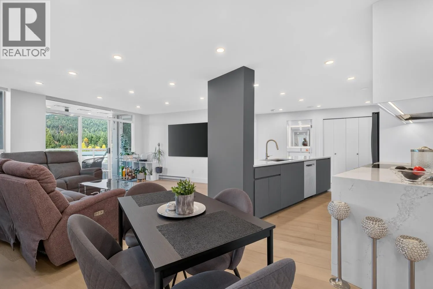 903 995 ROCHE POINT DRIVE