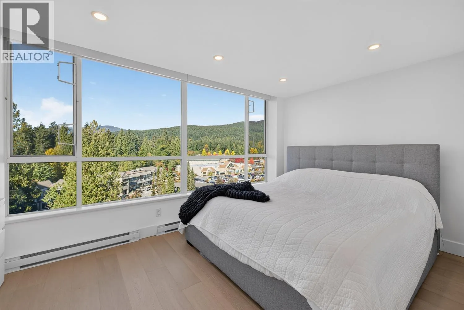 903 995 ROCHE POINT DRIVE