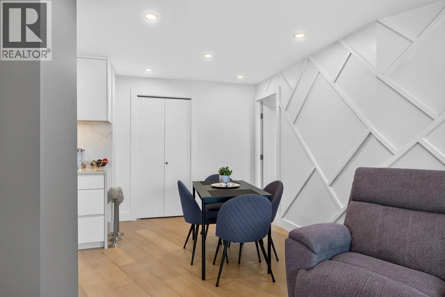 903 995 ROCHE POINT DRIVE