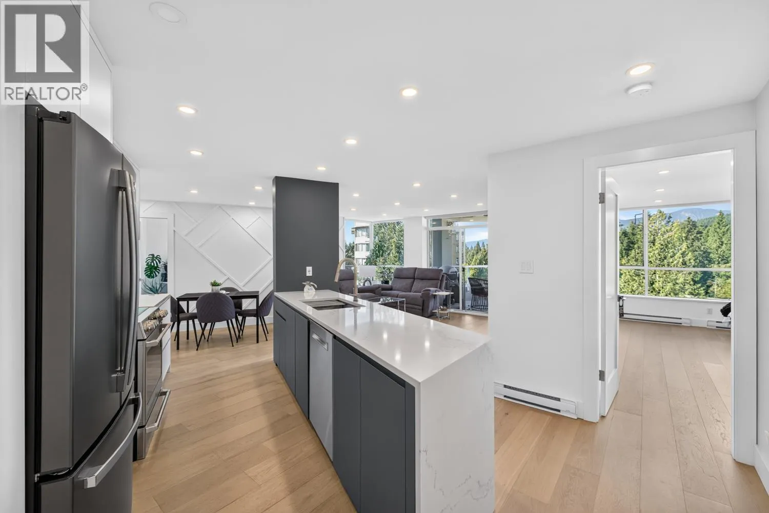 903 995 ROCHE POINT DRIVE