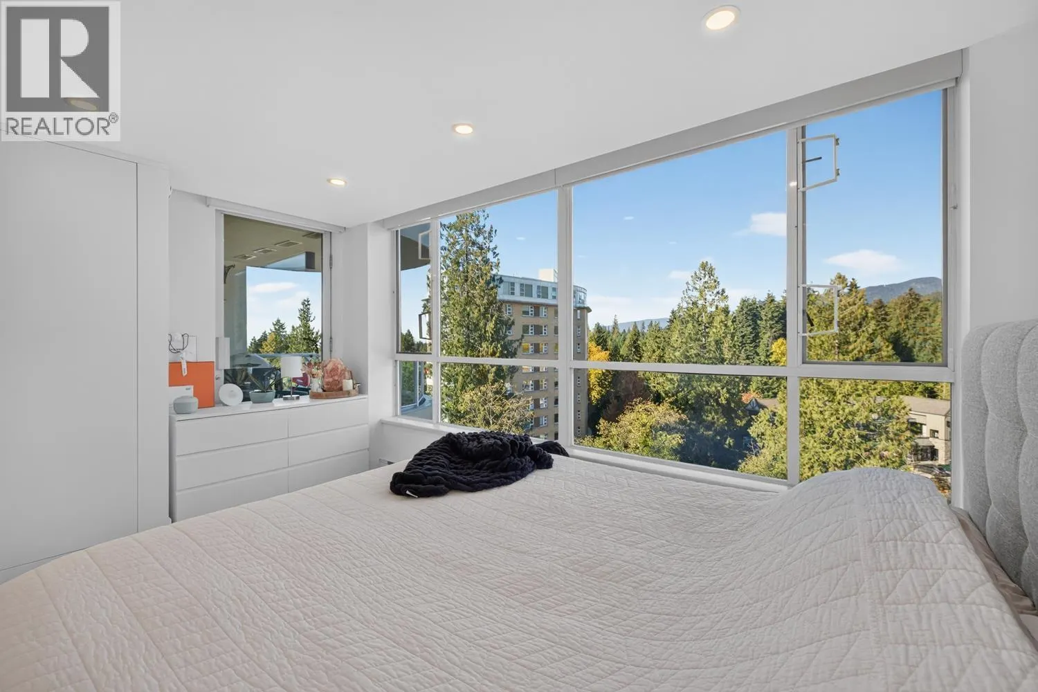 903 995 ROCHE POINT DRIVE