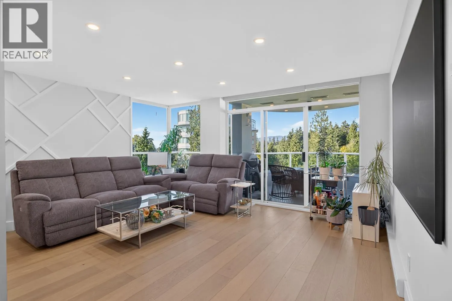 903 995 ROCHE POINT DRIVE