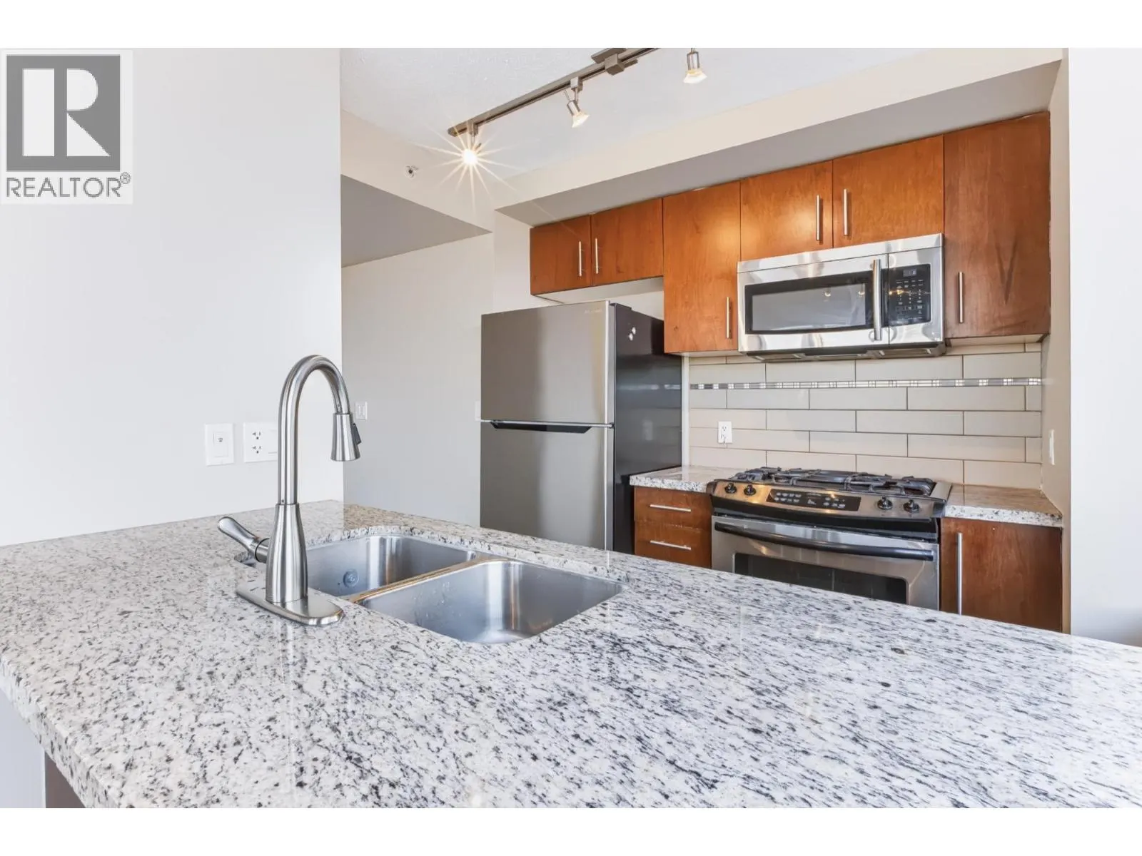 804 8280 LANSDOWNE ROAD