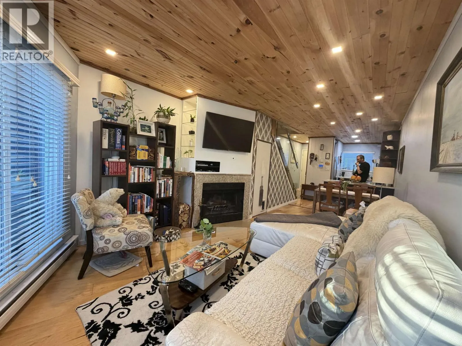 C 733 W 16TH AVENUE