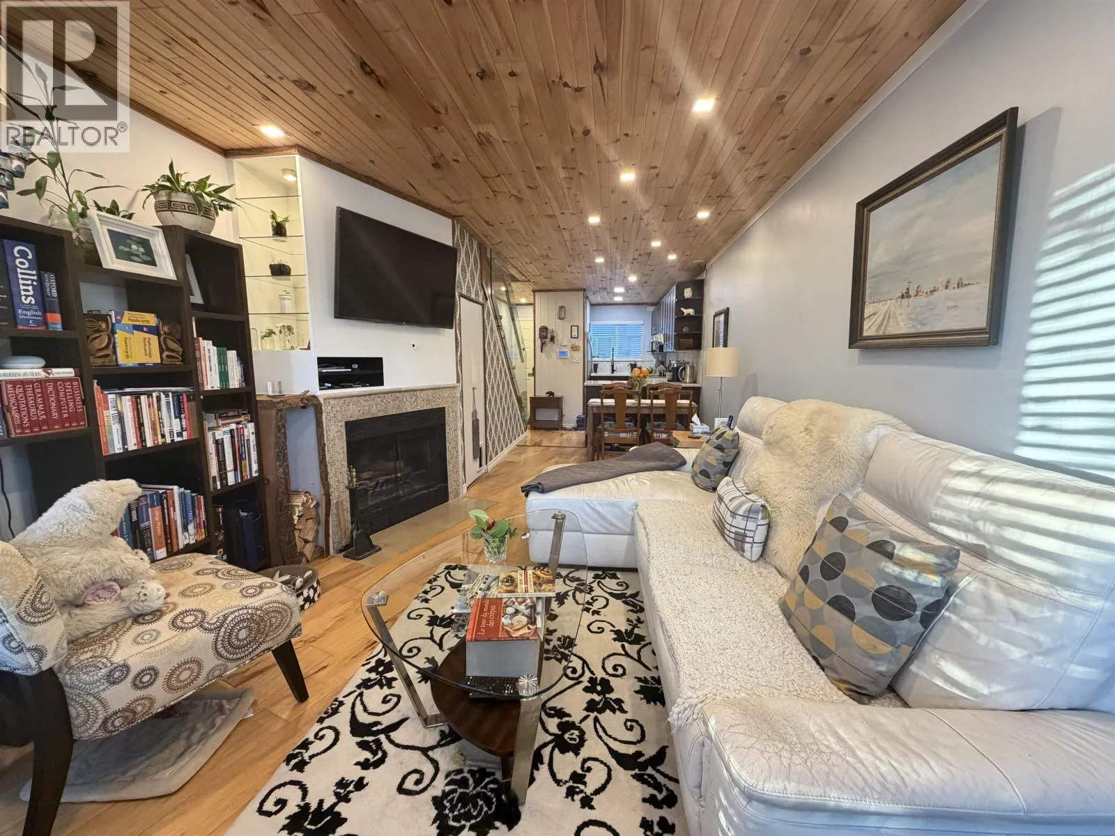 C 733 W 16TH AVENUE