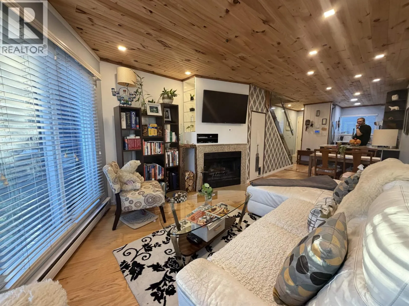 C 733 W 16TH AVENUE