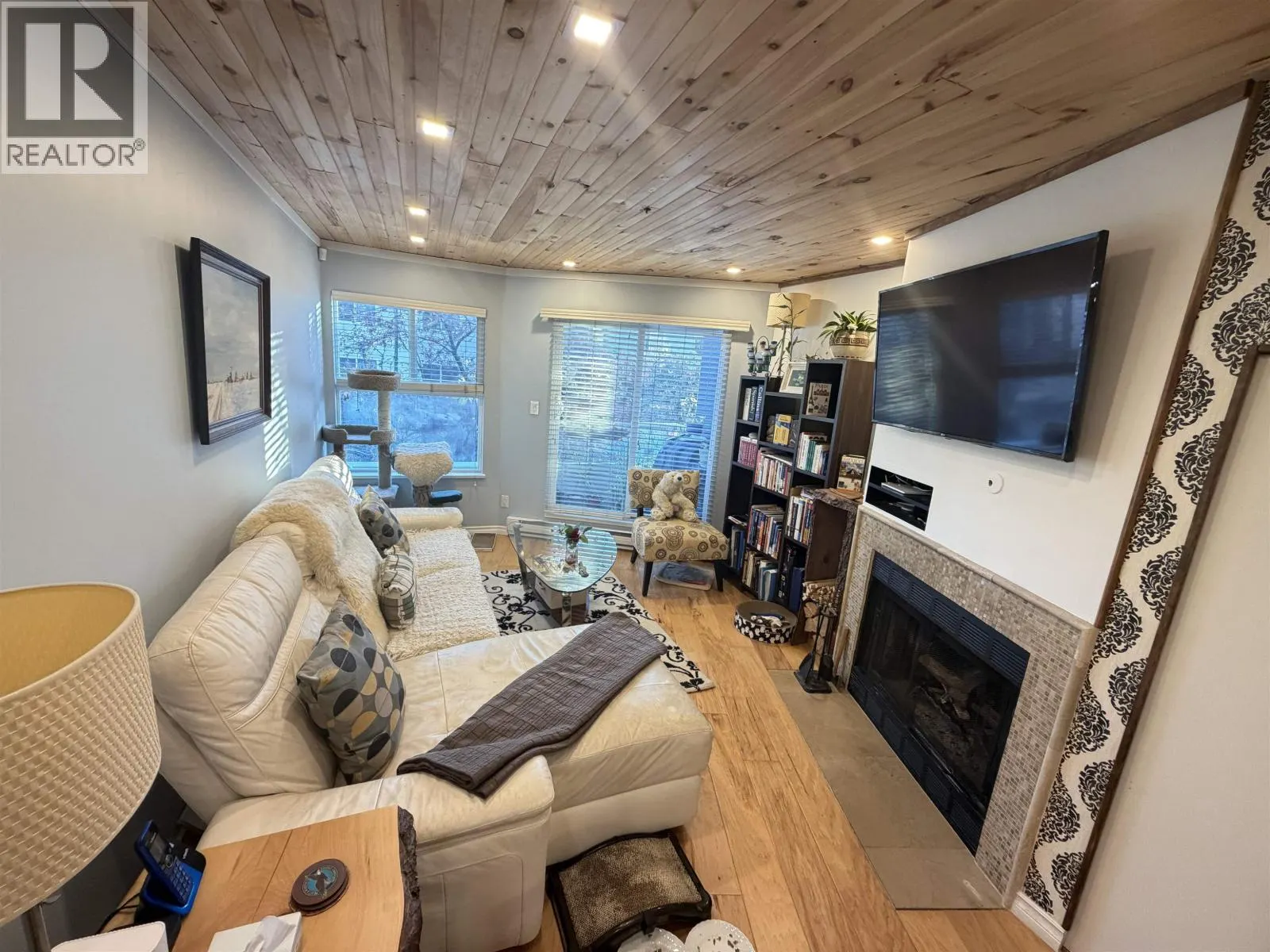 C 733 W 16TH AVENUE