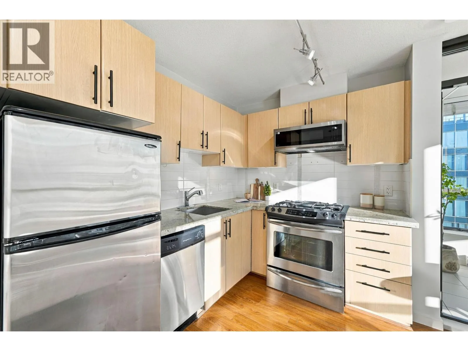 709 1068 W BROADWAY