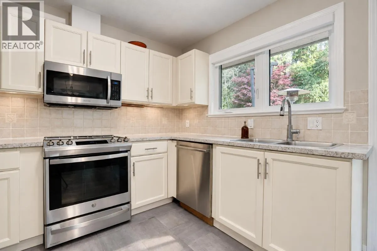 696 WELLINGTON PLACE
