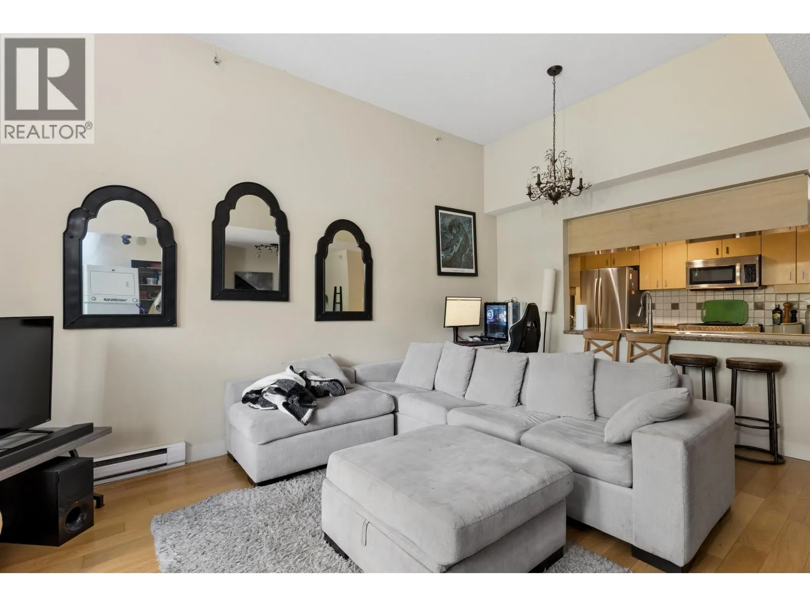 2P 1033 MARINASIDE CRESCENT