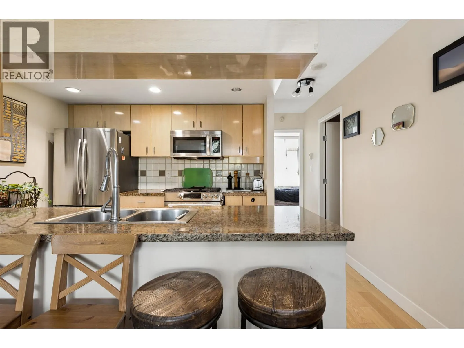 2P 1033 MARINASIDE CRESCENT