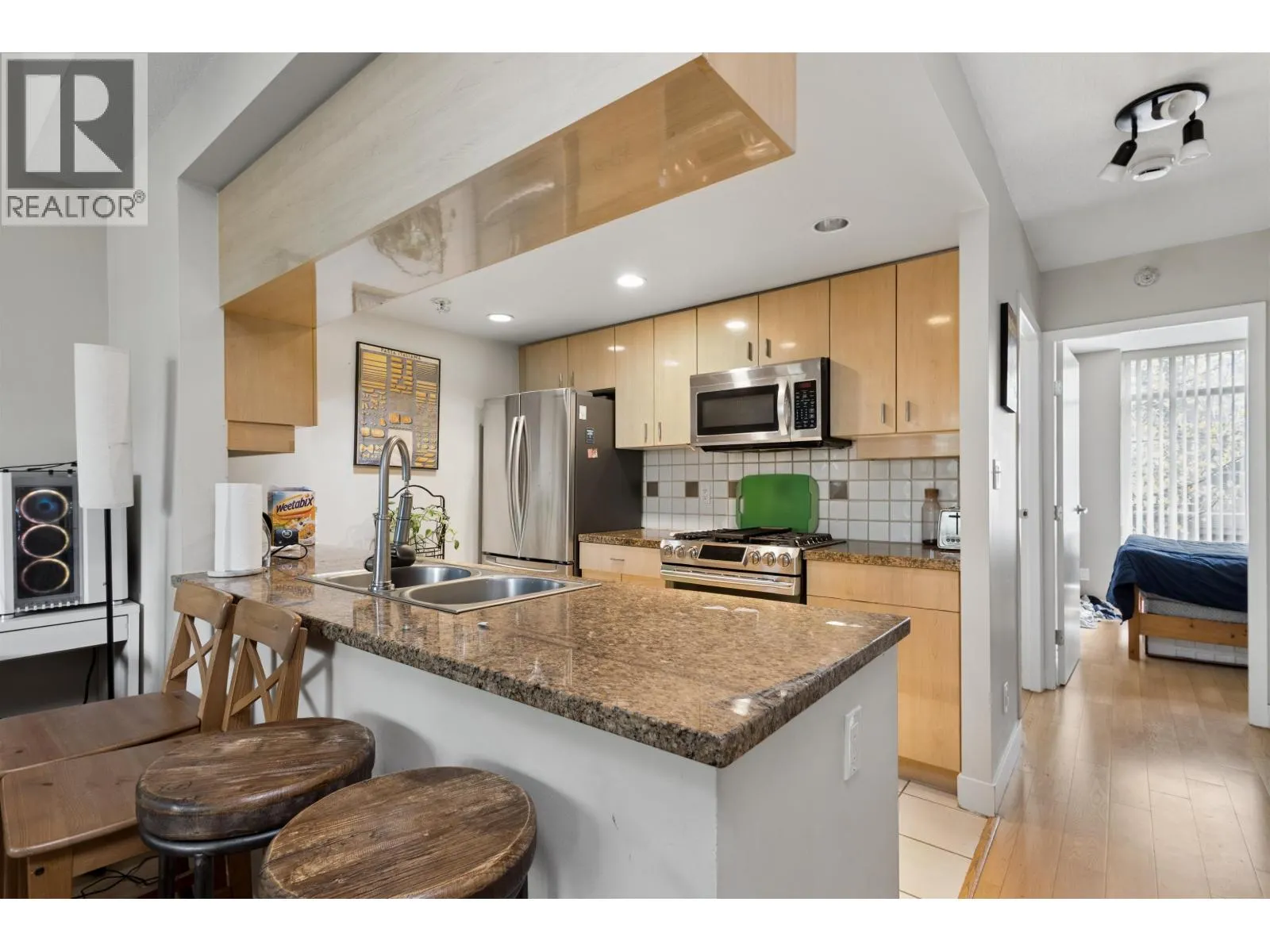 2P 1033 MARINASIDE CRESCENT