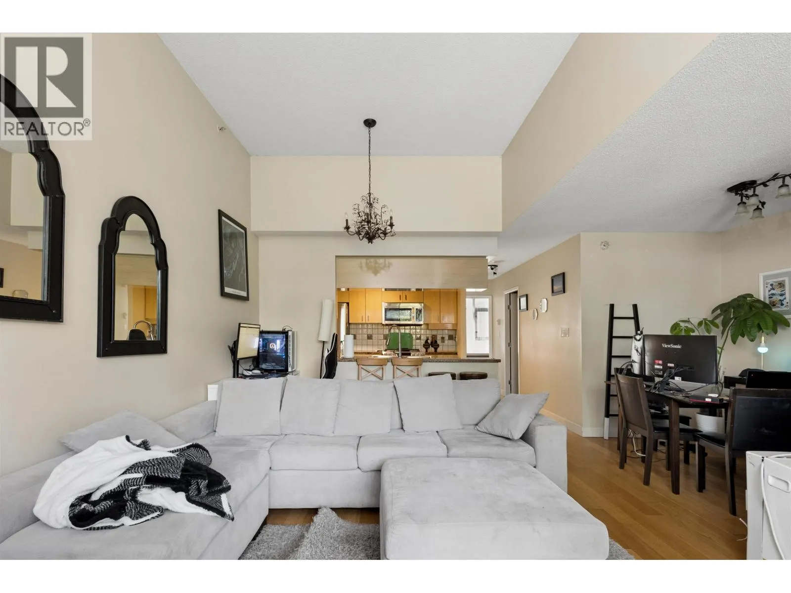 2P 1033 MARINASIDE CRESCENT