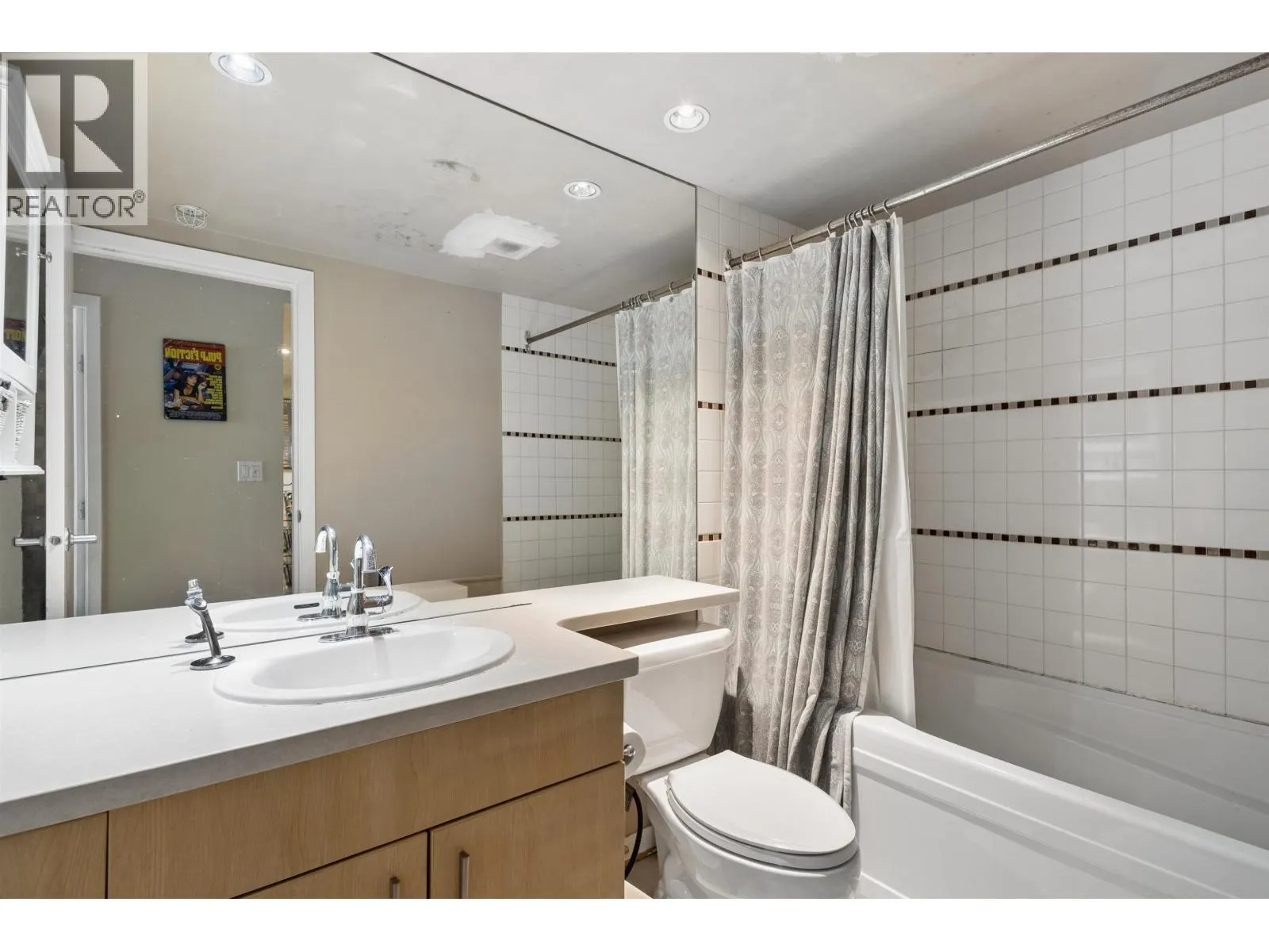 2P 1033 MARINASIDE CRESCENT