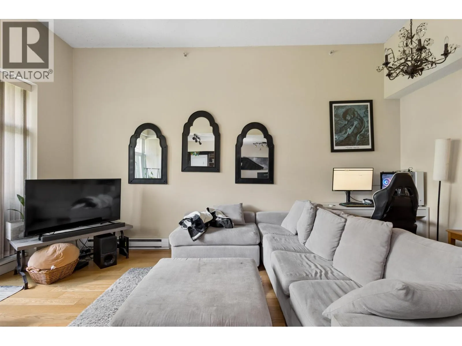 2P 1033 MARINASIDE CRESCENT