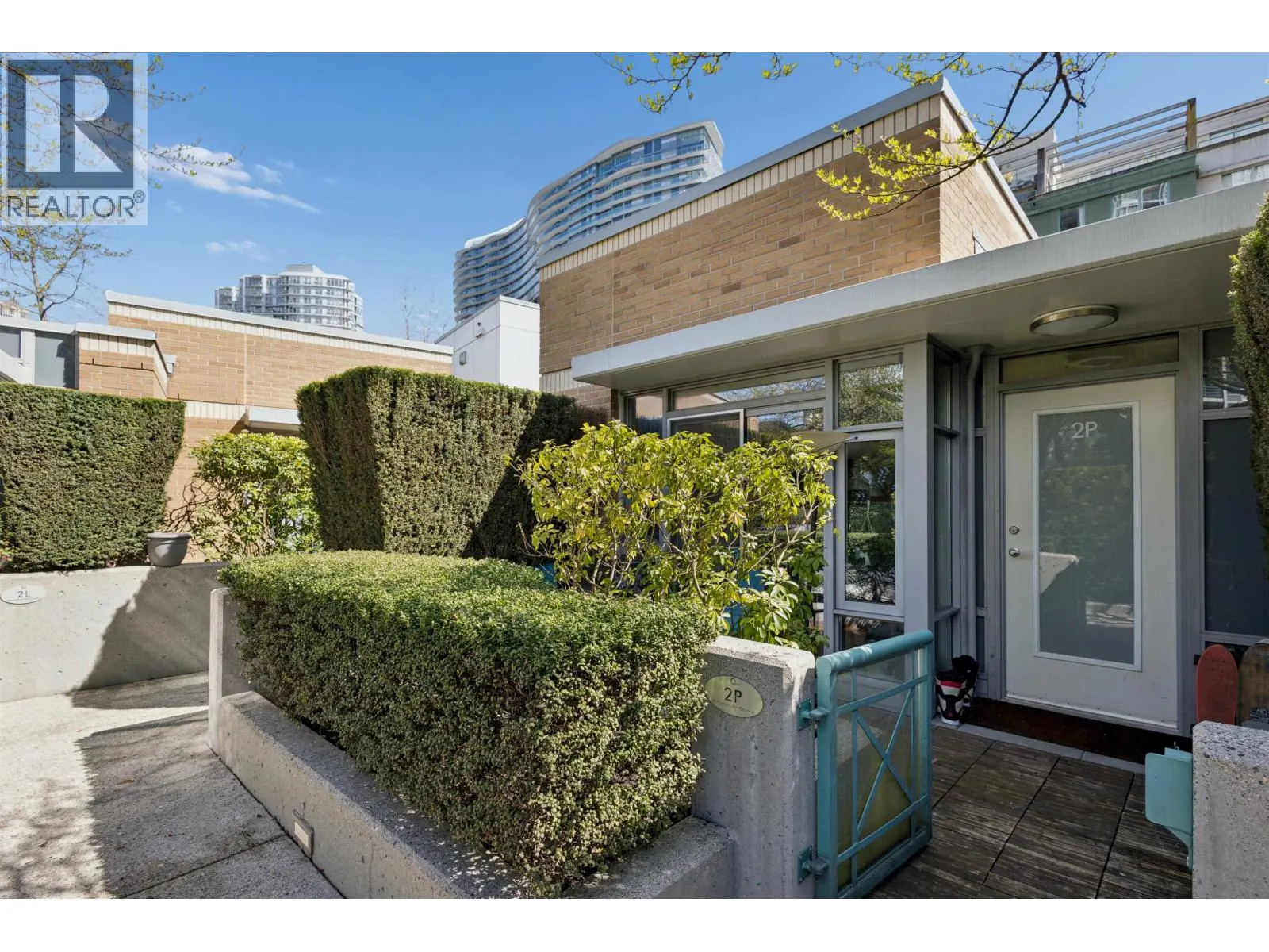 2P 1033 MARINASIDE CRESCENT