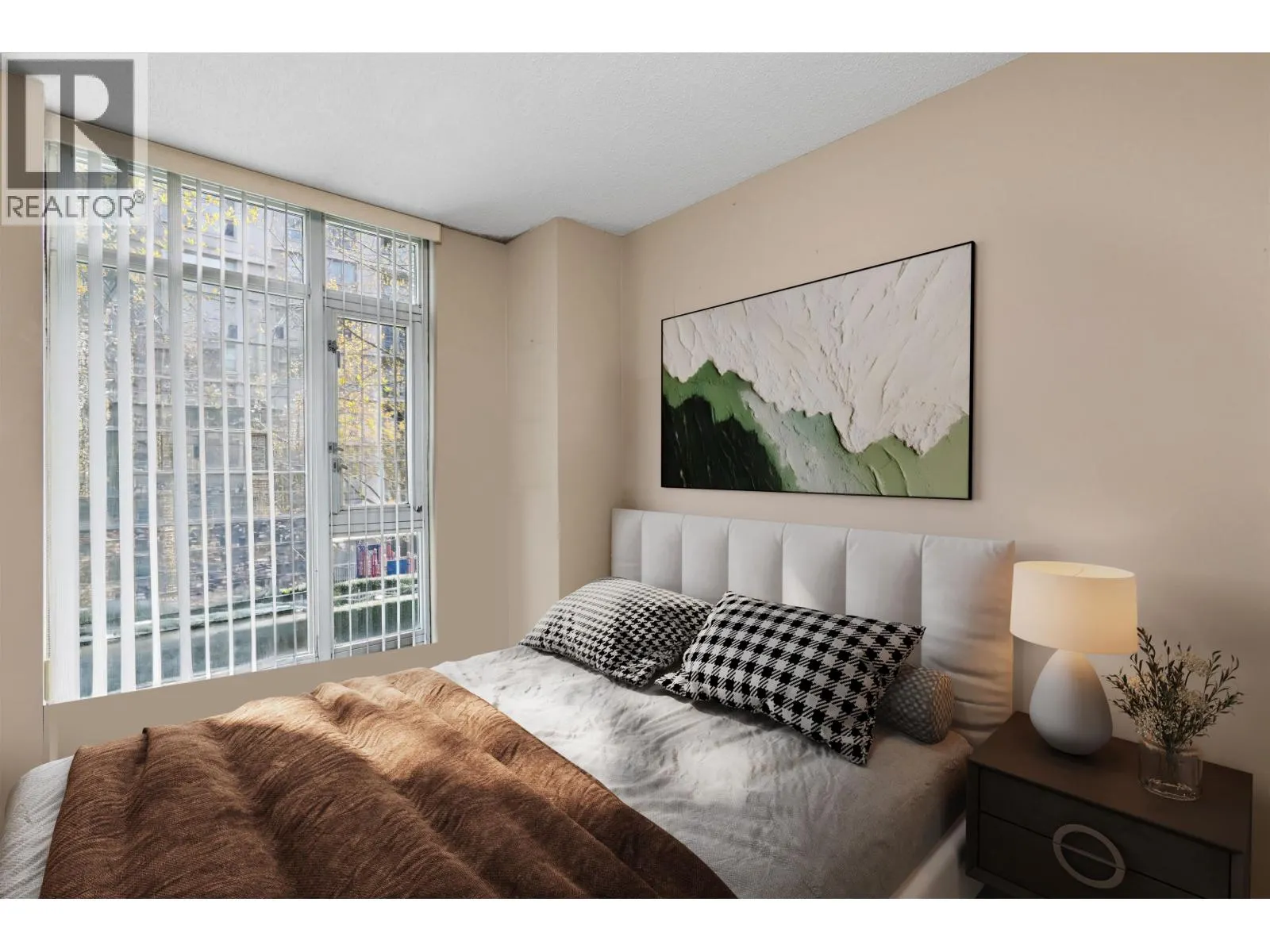 2P 1033 MARINASIDE CRESCENT