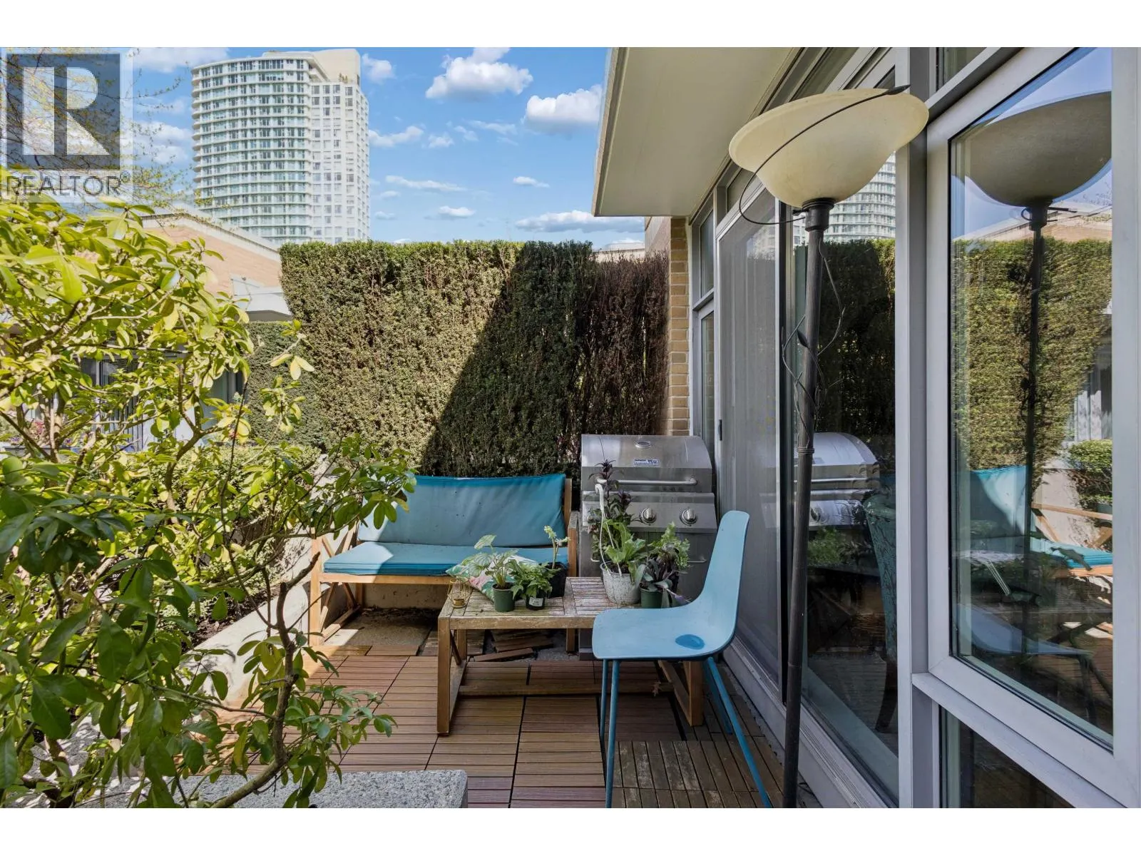2P 1033 MARINASIDE CRESCENT