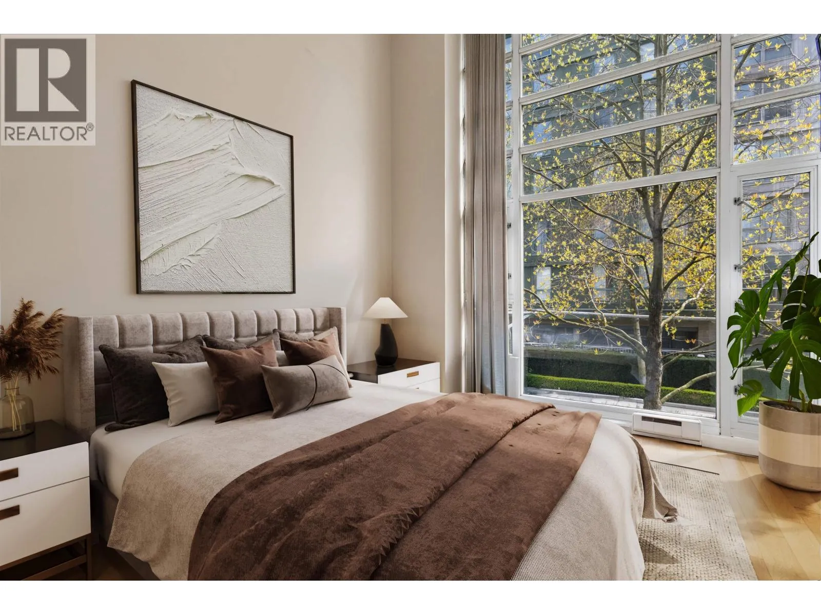 2P 1033 MARINASIDE CRESCENT