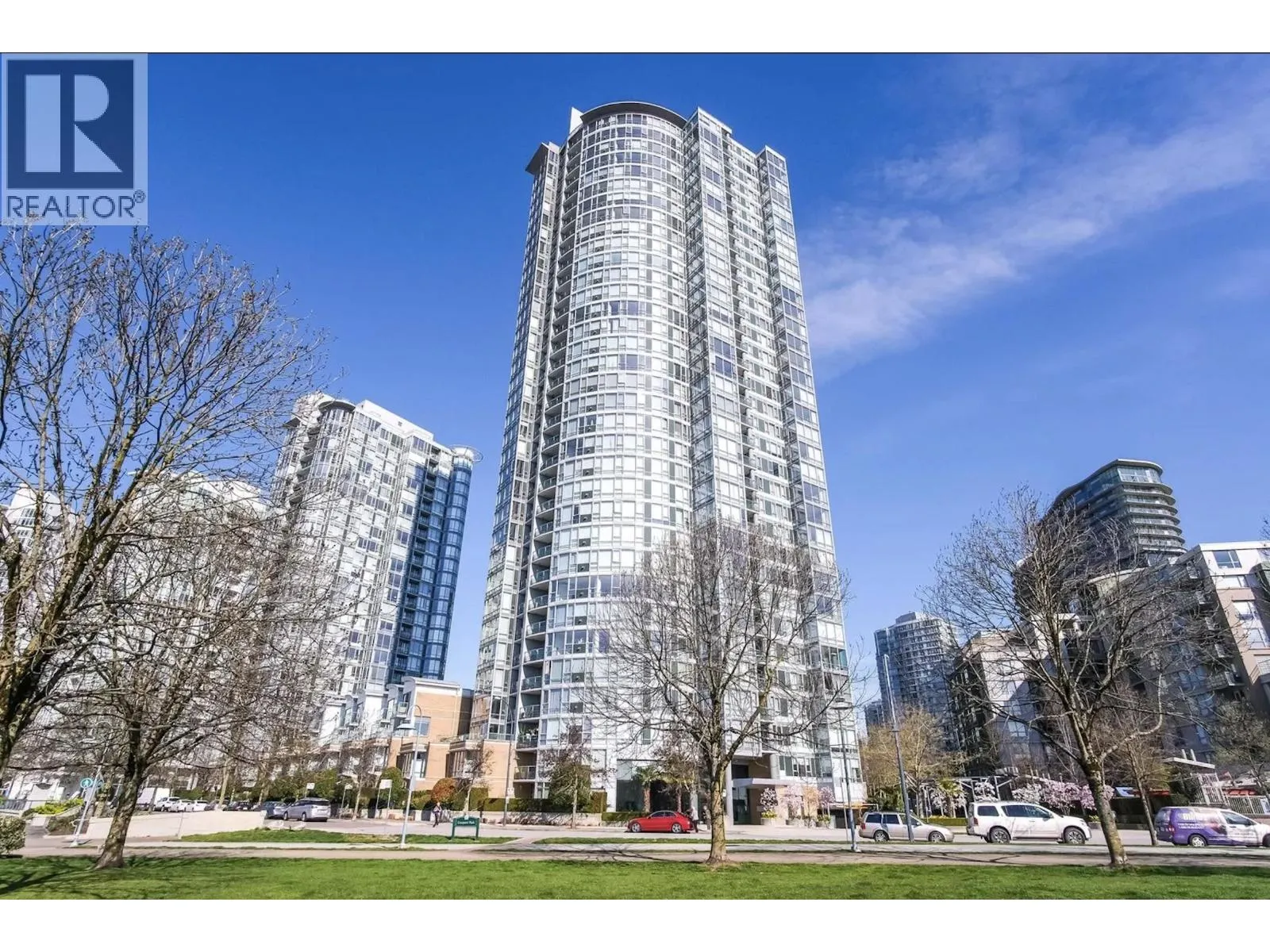 2P 1033 MARINASIDE CRESCENT