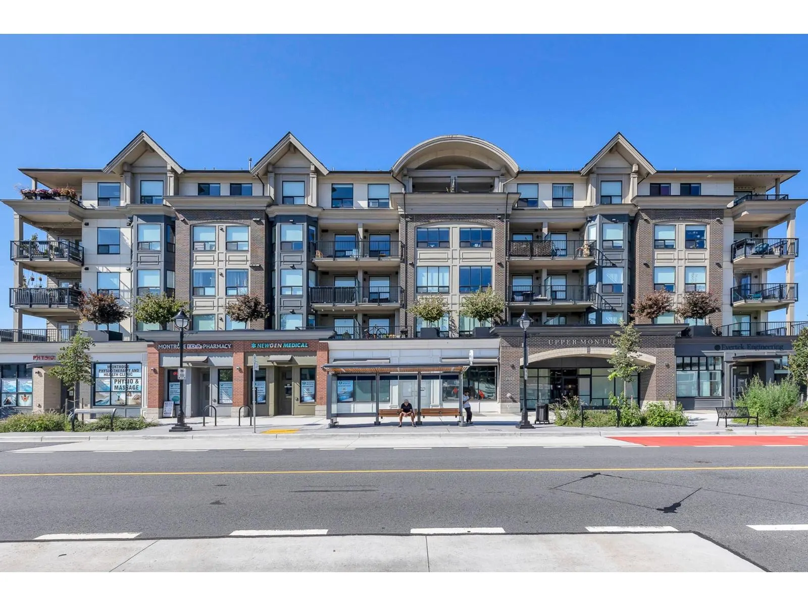 216-217 2493 MONTROSE AVENUE