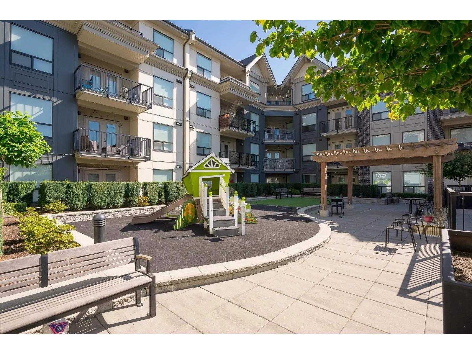 216-217 2493 MONTROSE AVENUE