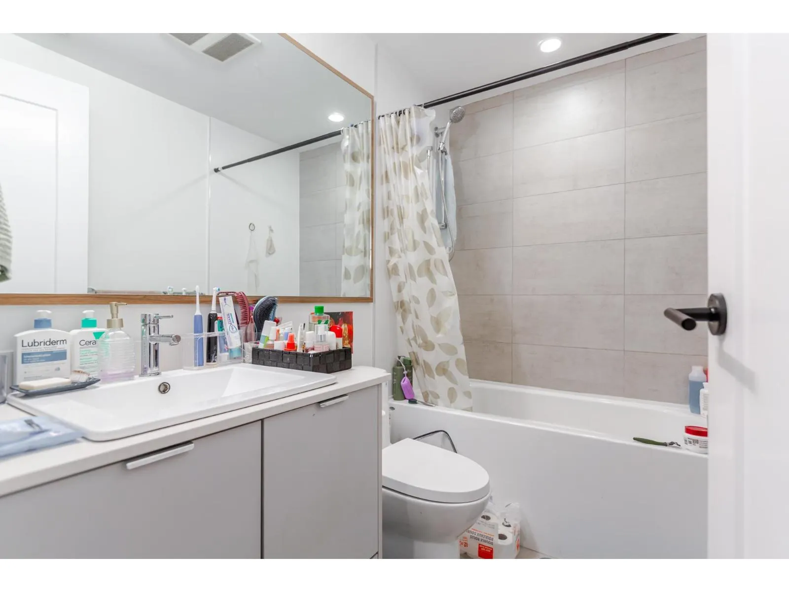 216-217 2493 MONTROSE AVENUE