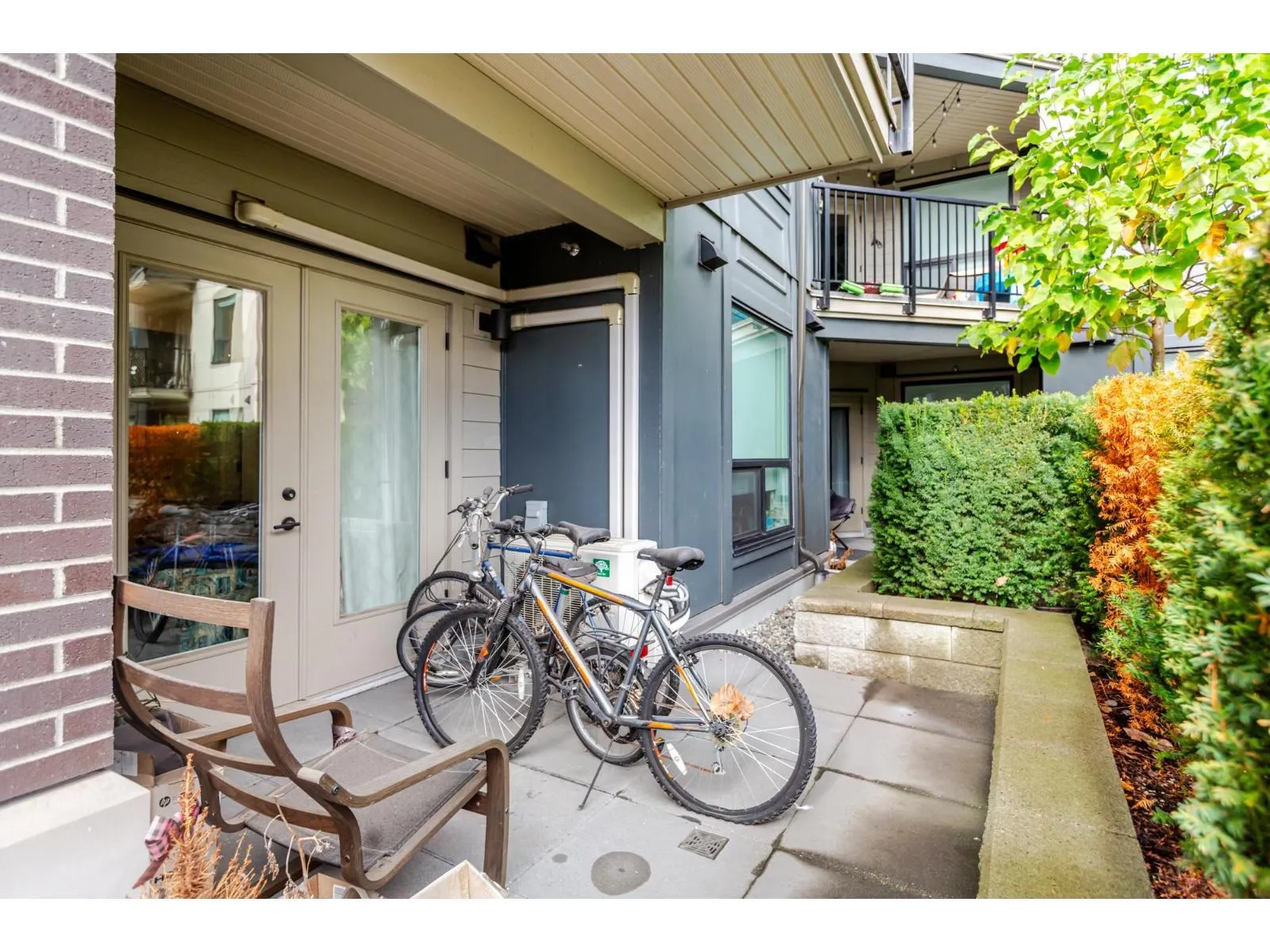 216-217 2493 MONTROSE AVENUE
