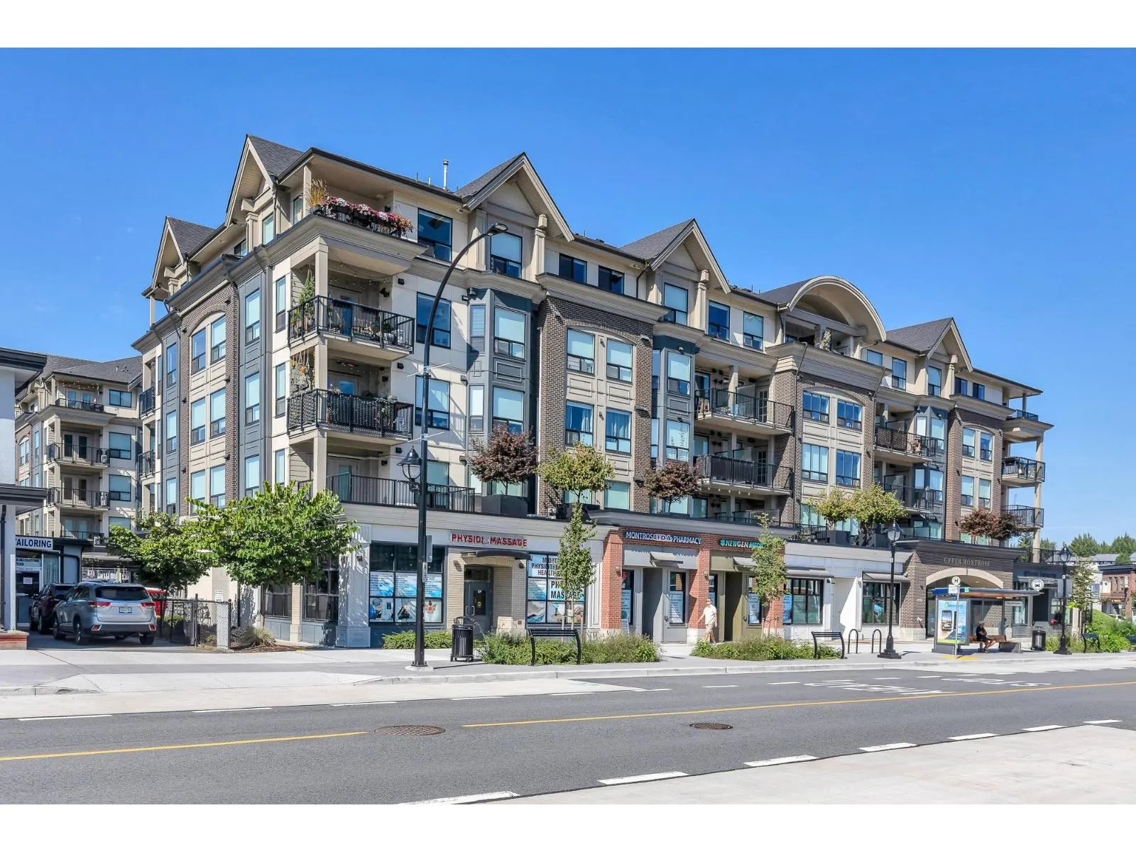 216-217 2493 MONTROSE AVENUE