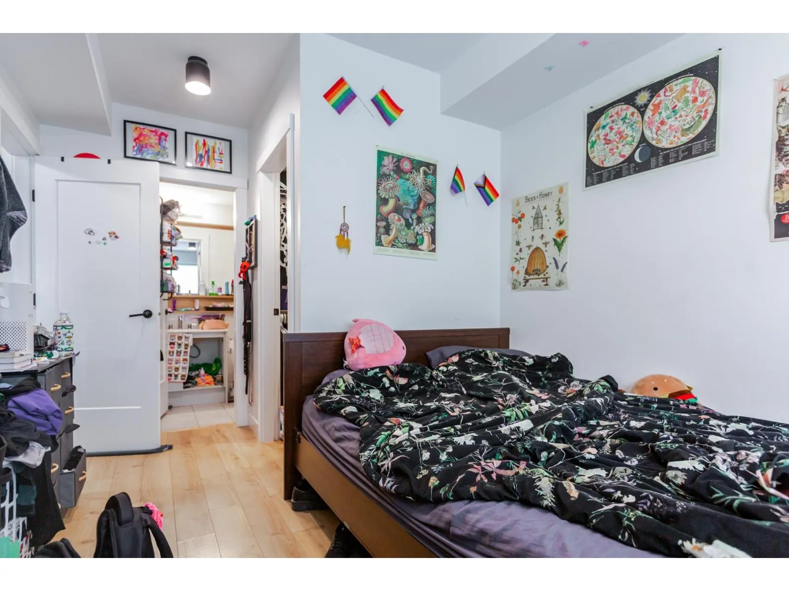 216-217 2493 MONTROSE AVENUE