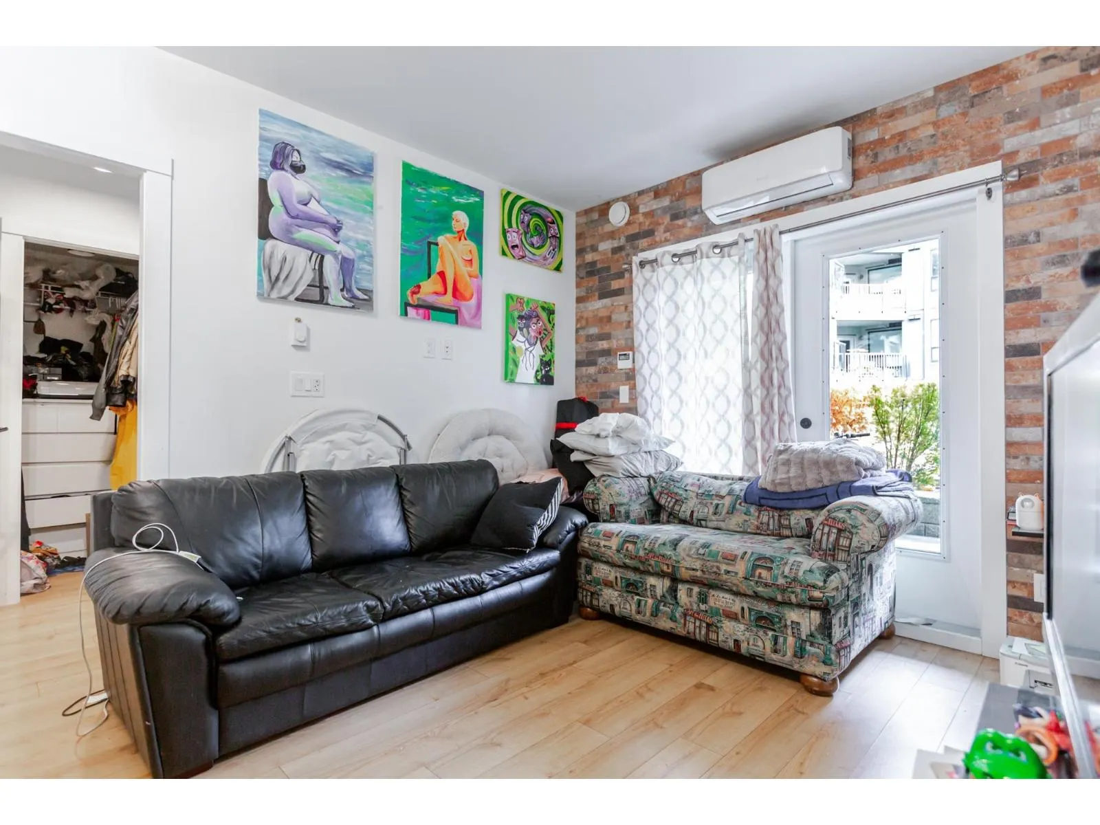 216-217 2493 MONTROSE AVENUE