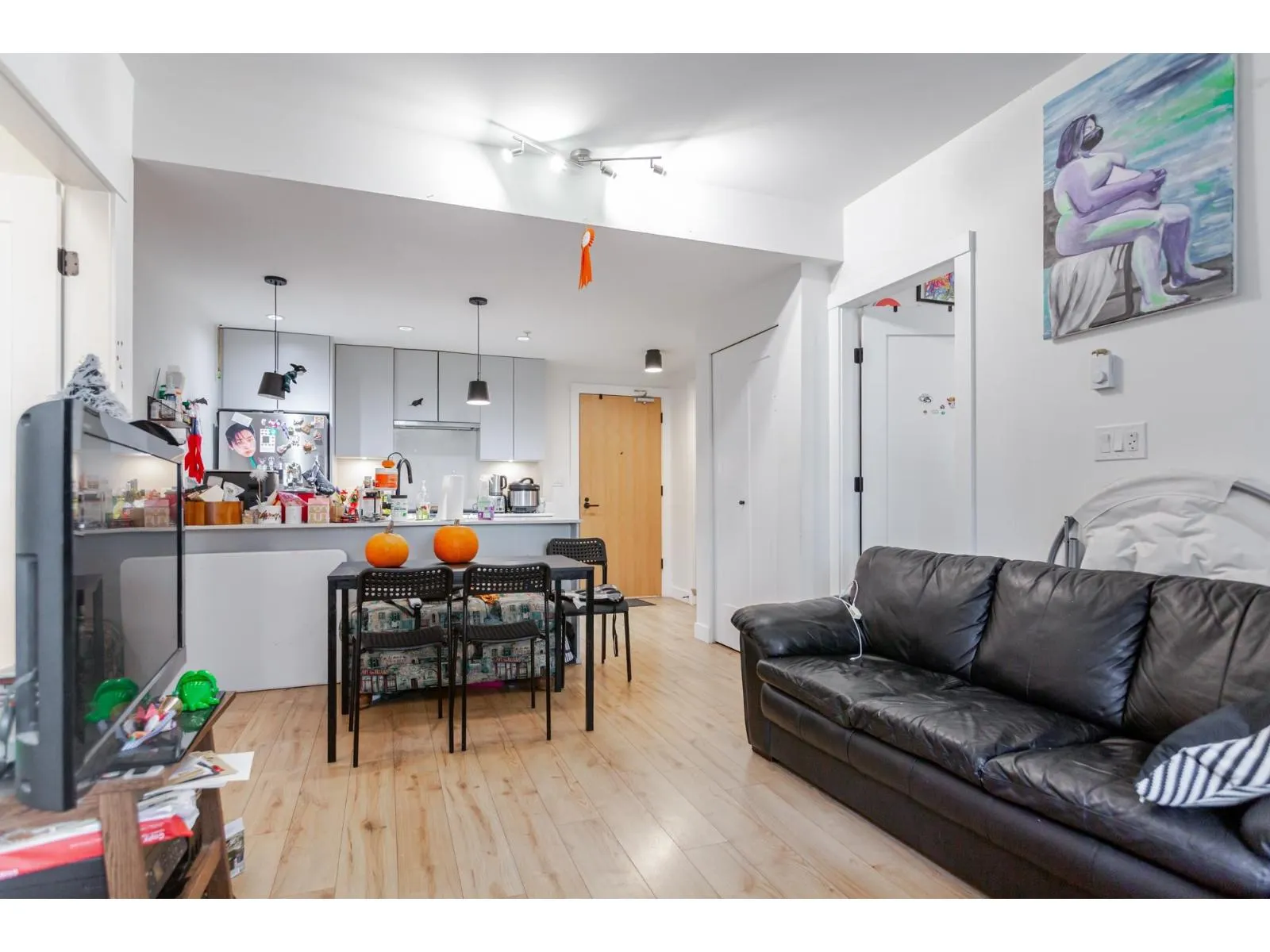 216-217 2493 MONTROSE AVENUE