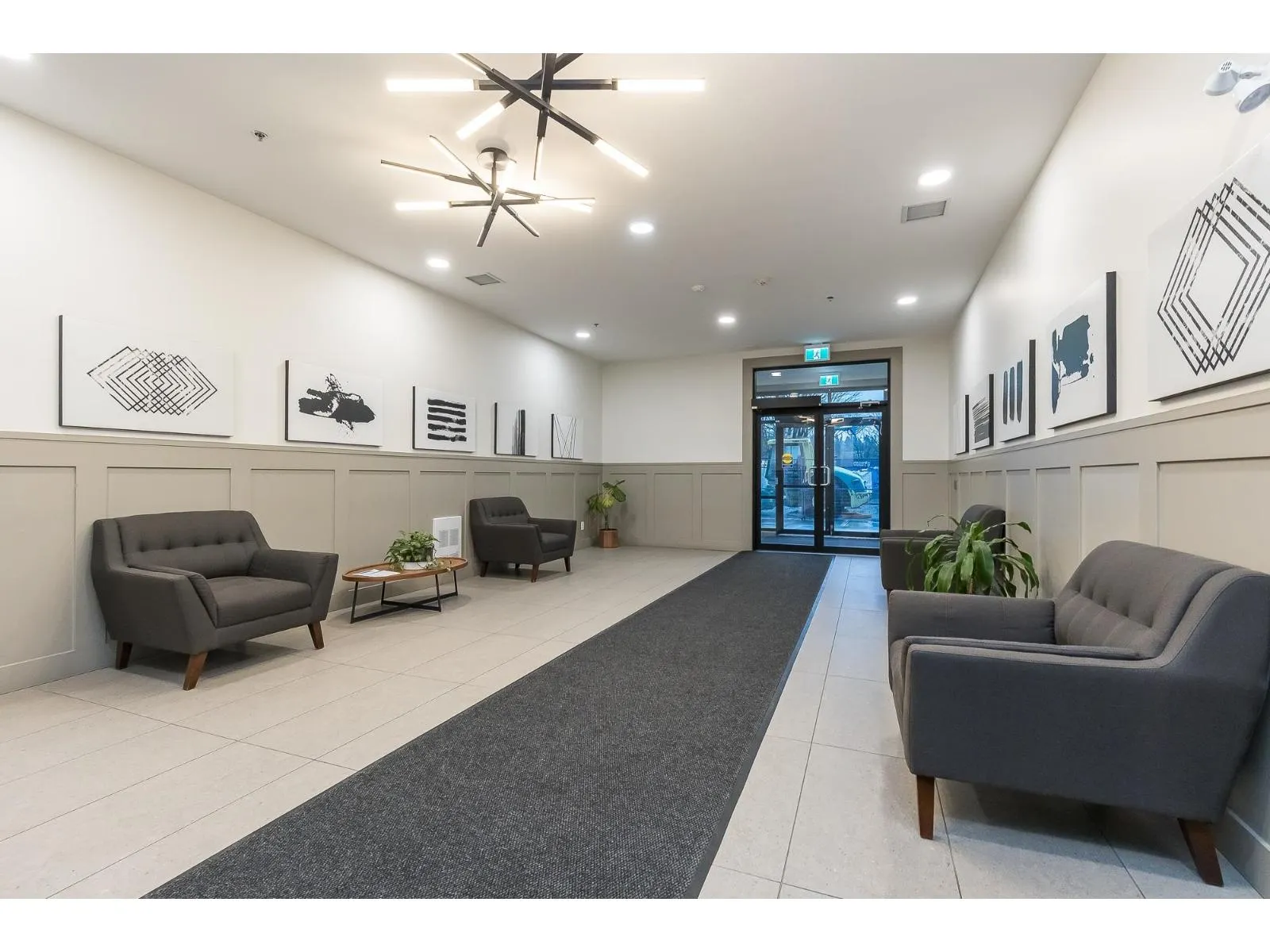216-217 2493 MONTROSE AVENUE