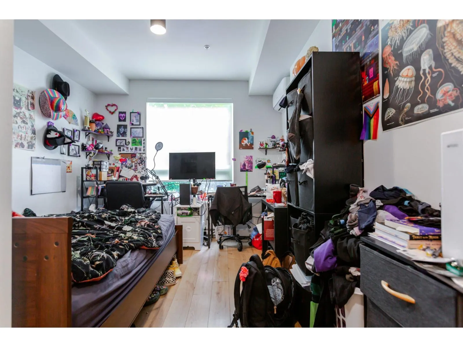 216-217 2493 MONTROSE AVENUE